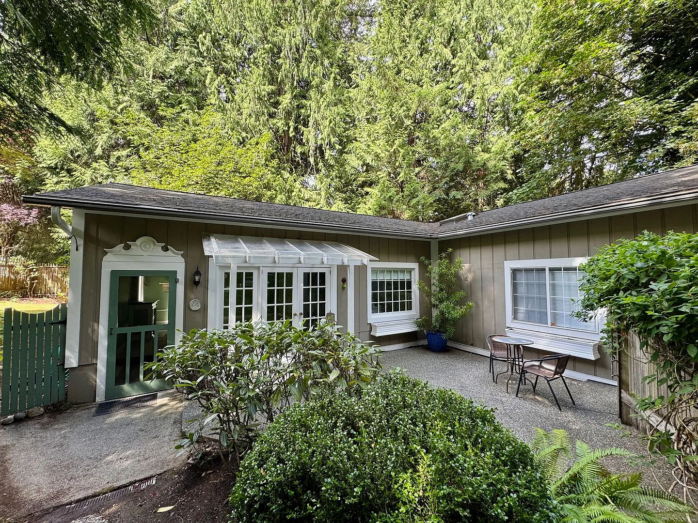 Charming oversized one bedroom cottage nestled quietly among a beautiful Bainbridge oasis — Photo 3