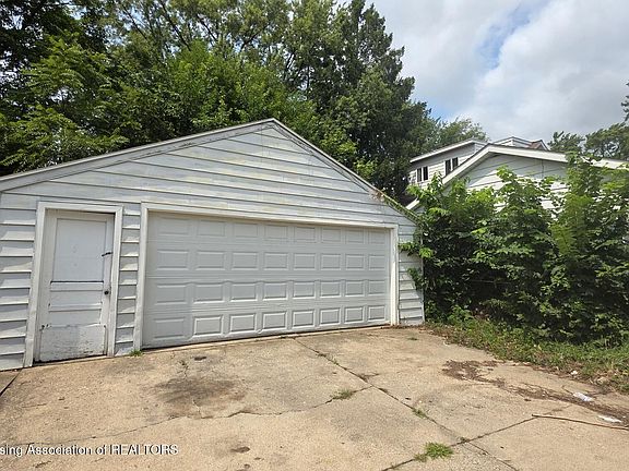 3rd image of 954 Daisy Ln