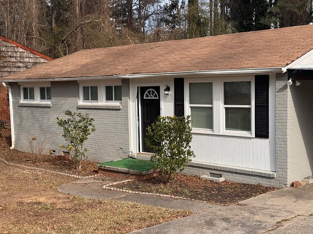 Cozy 3BR Home with Carport, Central A/C and Fenced Yard — Photo 2