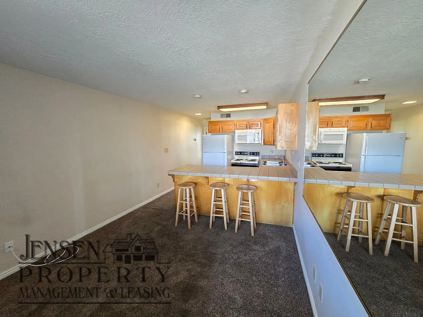 Las Palmas Condo- Pool, Tennis-Garage — Photo 4
