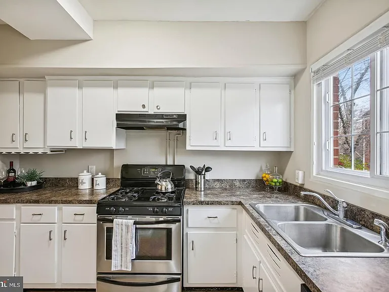 3139 Martha Custis Dr — Photo 2