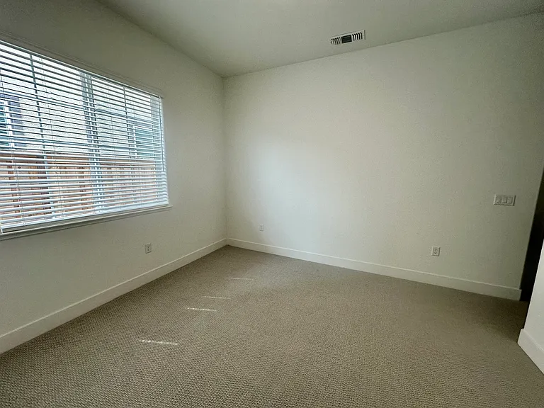 527 E Fiorino St — Photo 12