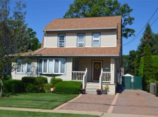 2000 Oakmere Dr, Baldwin, NY 11510