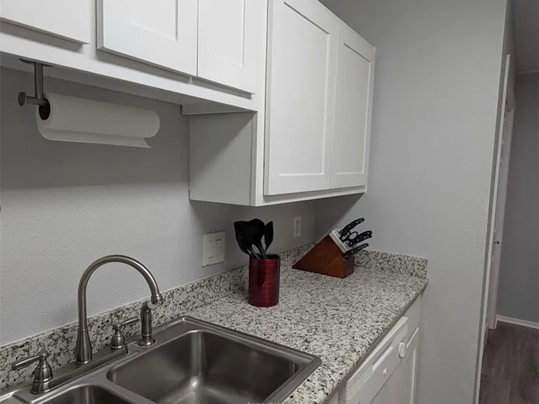 1901 Holleman Dr W #411 — Photo 8
