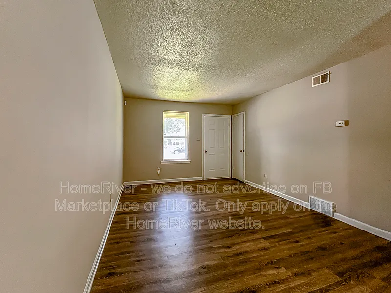 3 bed, 1.0 bath, 1145 sqft, $1,000 — Photo 3