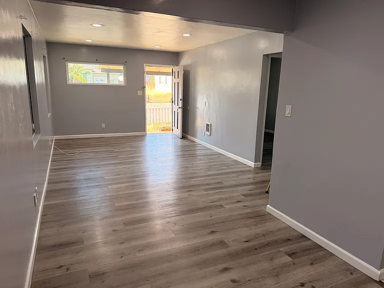 5265 Pirotte Dr — Photo 3