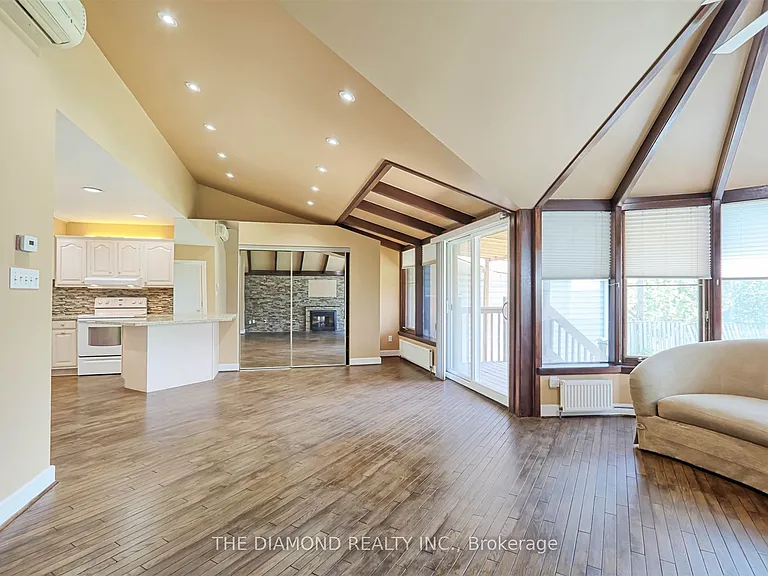 3927 Bloor St W — Photo 14