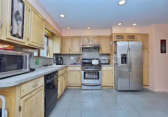 5th image of 1782 W 13th St