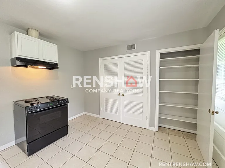 828 Harvey Cv — Photo 8