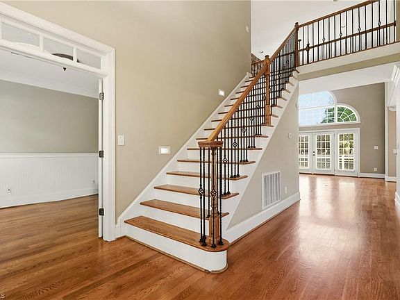 3rd image of 7492 Bethel View Ct