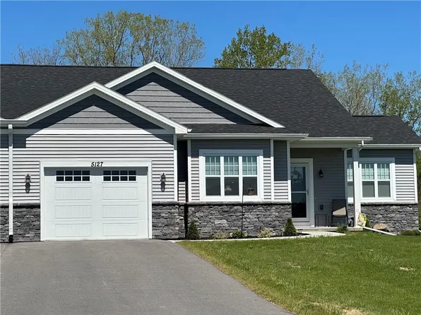 5127 Red Oak Ln, Batavia, NY 14020