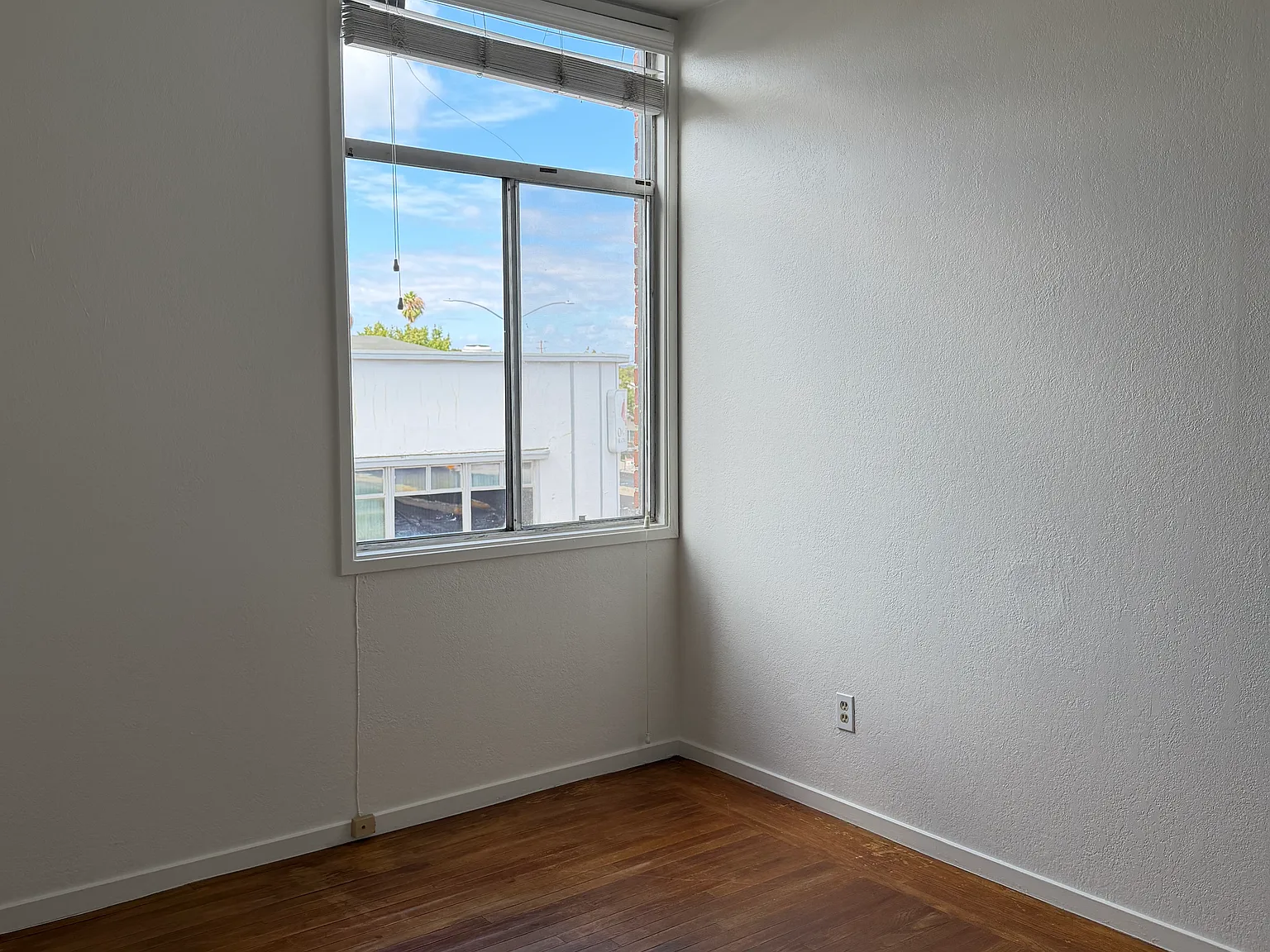 1 bed, 700 sqft, $1,800 — Photo 3