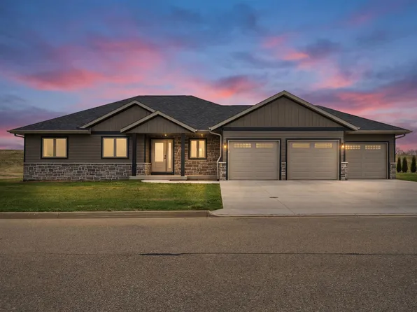 131 Jack Oak Dr SE, Cascade, IA 52033