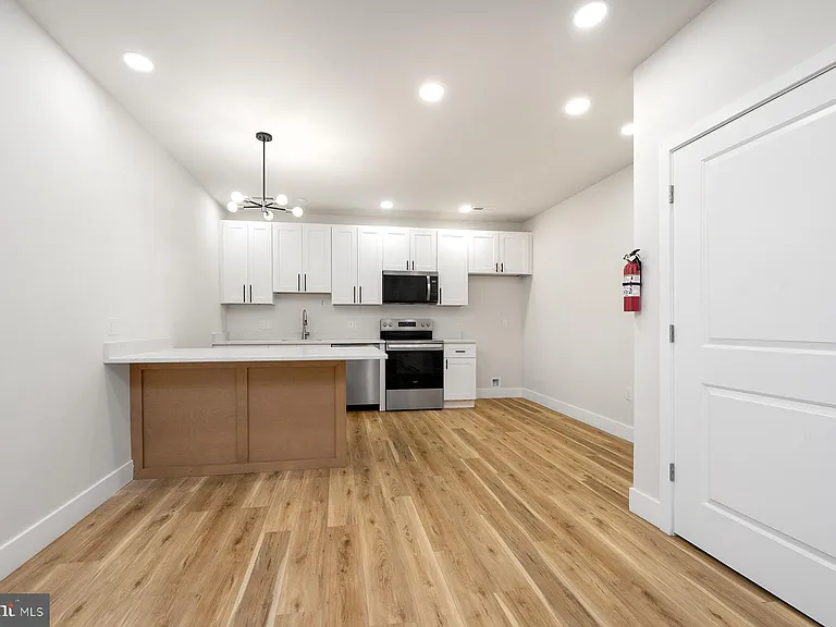 151 N York St #B — Photo 2
