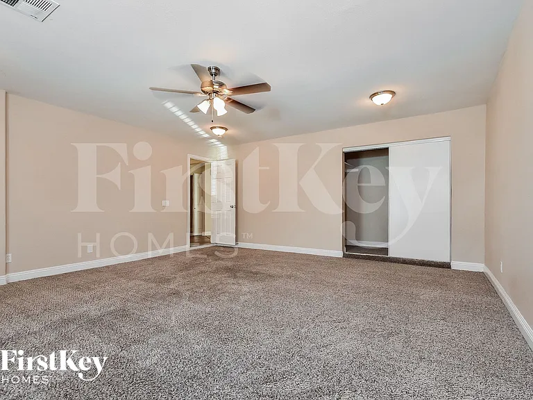 301 Kings Ave — Photo 6