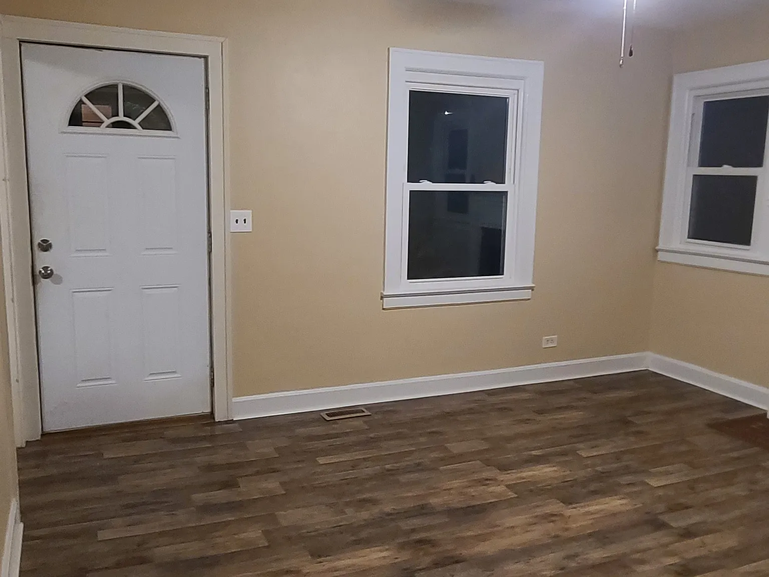 3 bed, 806 sqft, $1,200 — Photo 2