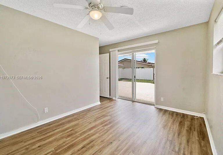 949 SE 10th Ct — Photo 24