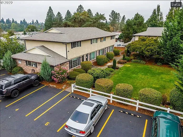 2 bed, 1.5 bath, 900 sqft, $1,725 — Photo 2