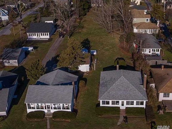 3rd image of 1396 Peconic Bay Blvd