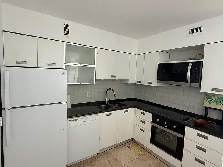 5700 Collins Ave #15 — Photo 9