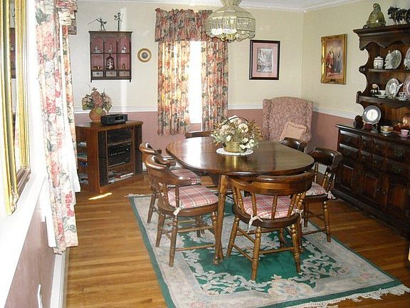 Formal Dining with Crown Molding