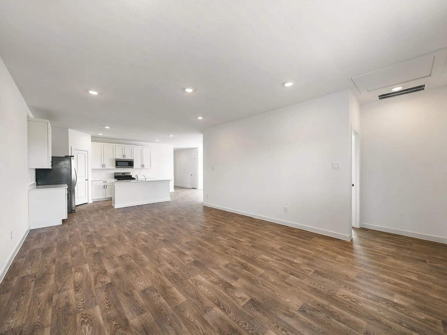 4 bed, 2.5 bath, 2317 sqft, $2,500 — Photo 3