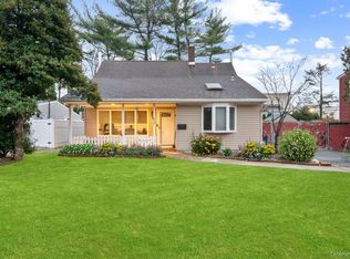 670 Mason St, Westbury, NY 11590