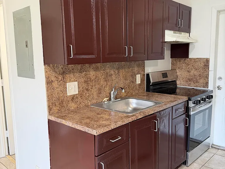 1124 NW 2nd St #2 — Photo 3