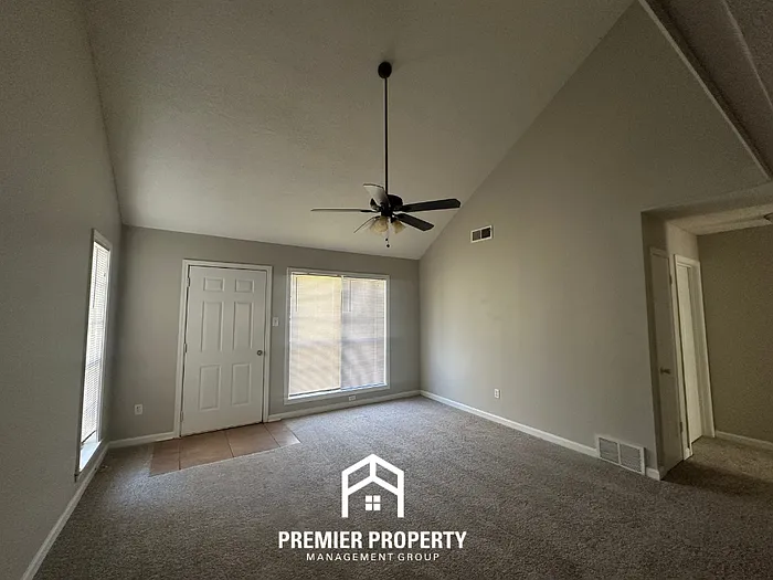 3 bed, 1.5 bath, 1211 sqft, $1,325 — Photo 2