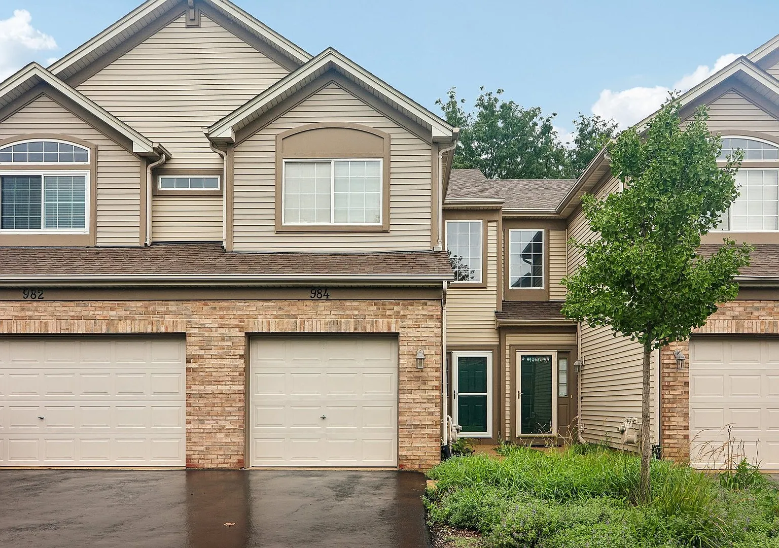 2 bed, 1.5 bath, 1213 sqft, $2,200 — Photo 2