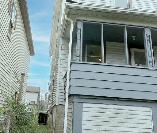 3rd image of 105 Aetna St