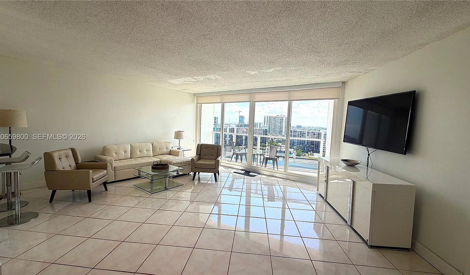 Alexander Towers Condo — Photo 4
