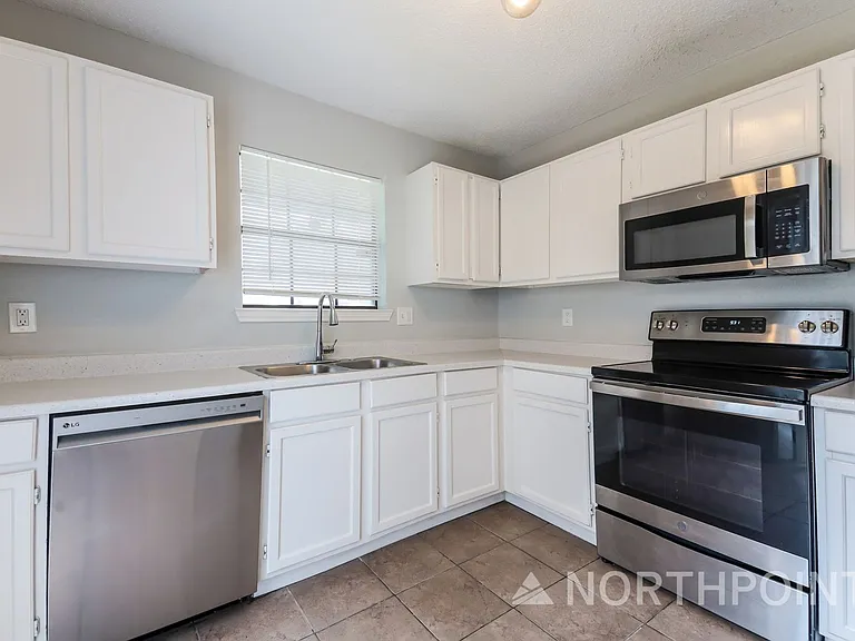 2708 Briarbank Cir — Photo 6