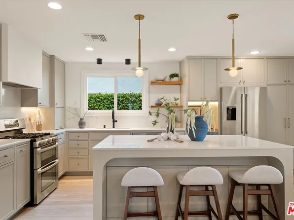 23445 Sylvan St, Woodland Hills, CA 91367