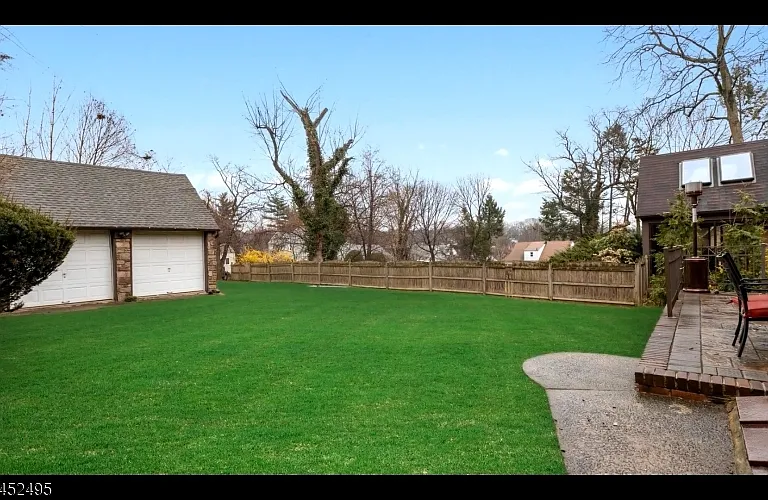 33 Johnson Ave — Photo 4