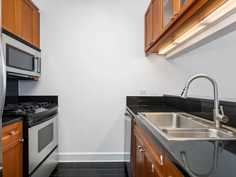 220 Riverside Blvd #7S — Photo 4