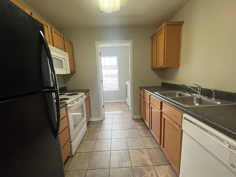 240 Toni Ln #D — Photo 4
