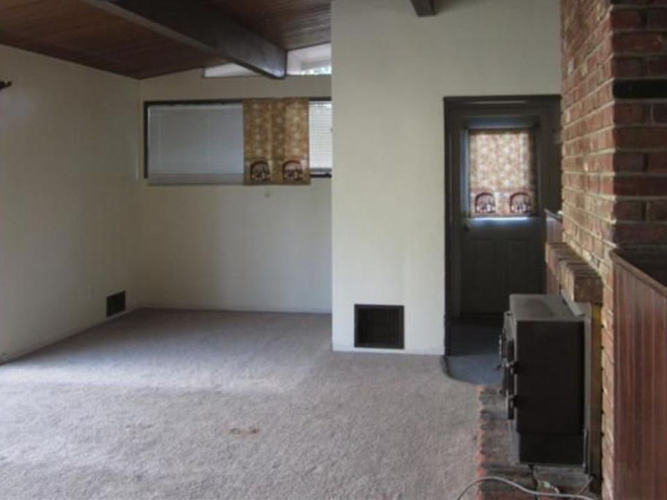 2nd image of 910 Cedar Ave