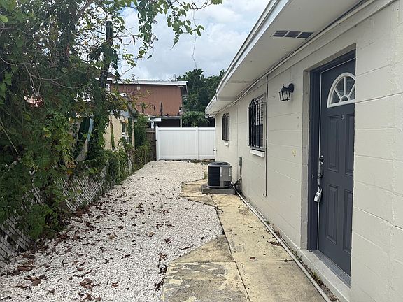 2nd image of 3318 W Walnut St #3