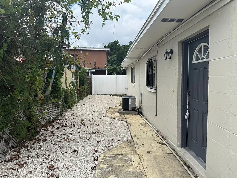 3318 W Walnut St — Photo 2