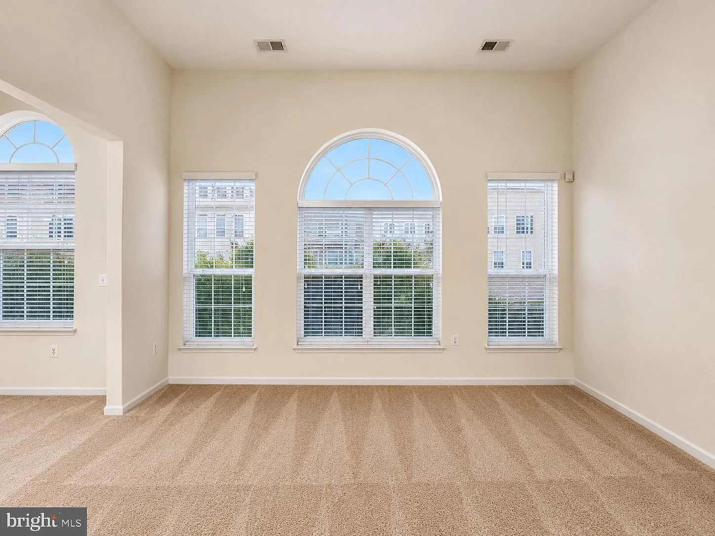 3 bed, 2.5 bath, 2328 sqft, $3,000 — Photo 3