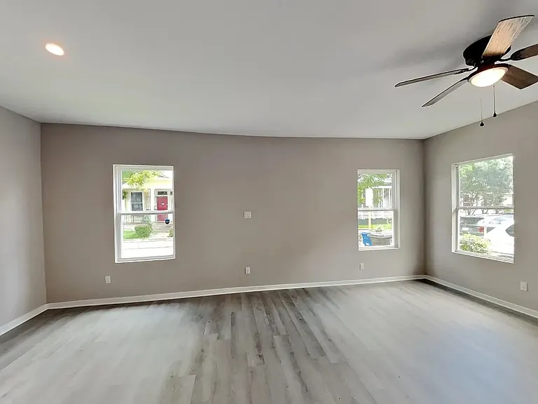 138 Hess St — Photo 3