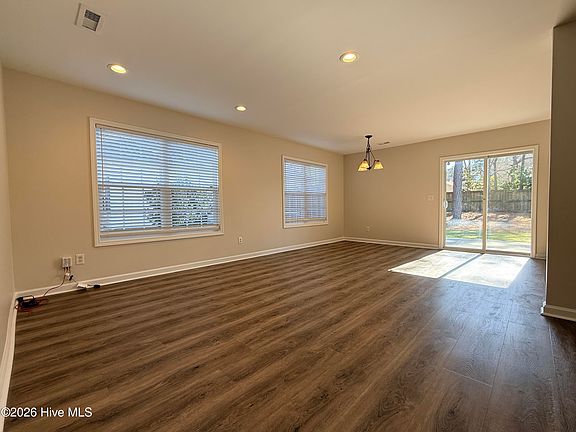 4th image of 1025 Winterberry Circle