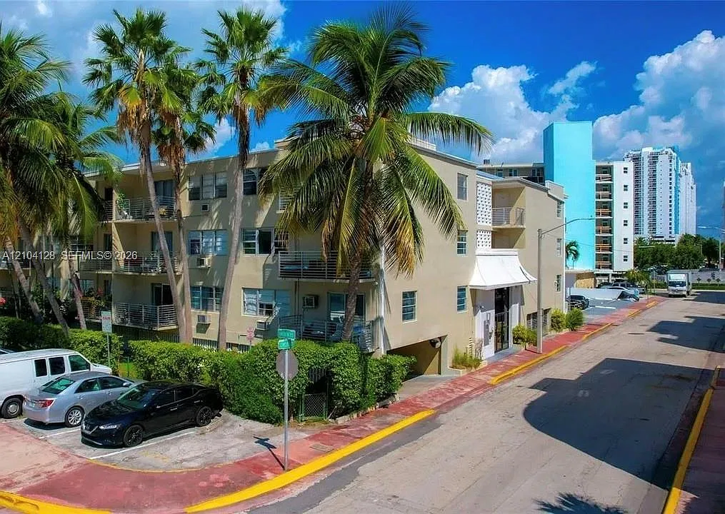 Sunshine Bay Condo — Photo 1
