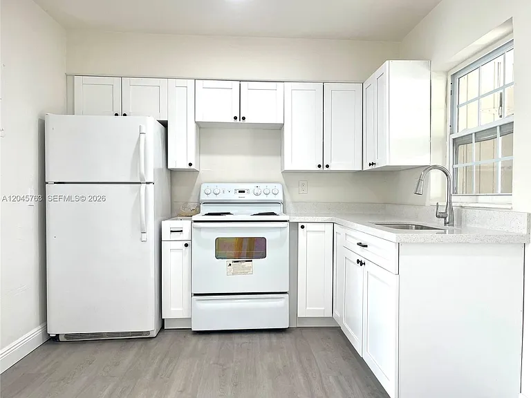 1004 SW 24th Ave #1 — Photo 7