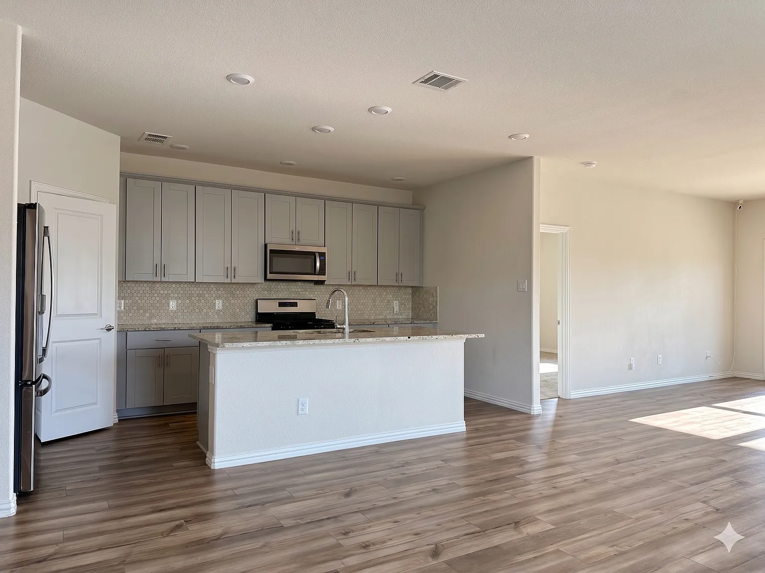 4 bed, 2886 sqft, $3,100 — Photo 4