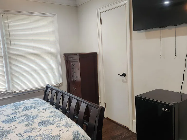 Glenridge Dr — Photo 1