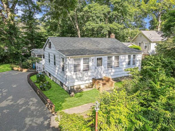 6 Valley Dr, Sound Beach, NY 11789