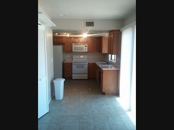 4th image of 329 E Lilac Dr