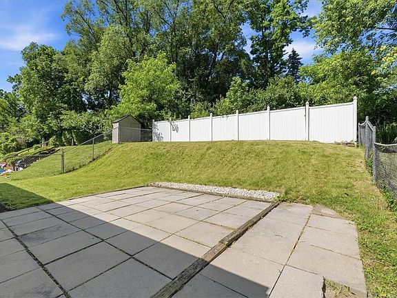 4th image of 1653 Durbin St